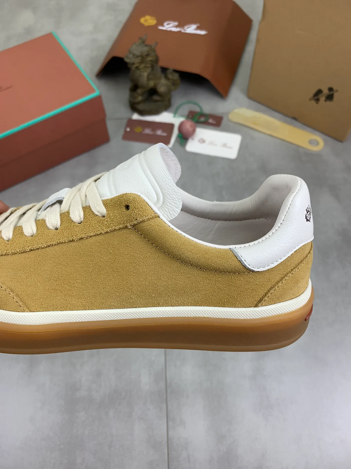 Men's Men's Shoes 💰P540 New 💰High Quality Loro Piana 💯Top Authentic Grade💯Buy the original 1:1 copy💯 Founded the existing Loro Piana company on April 24, 1924. It is now the sixth generation of family business, providing top quality products to customers who are discerning in taste and quality. Imported original fabrics, made of plain calfskin lining. Hand-sewn threads with cowhide feet. Original packaging. Size: 38-45. 7⃣️ colors available.